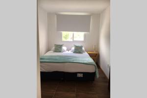 a bedroom with a bed and a window at Apto céntrico con wifi in Colonia del Sacramento