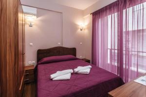 Un pat sau paturi într-o cameră la Apanema Apartments