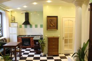 a kitchen with a checkered floor at Центр Печерск метро Зверинецкая Дружбы Народов in Kyiv