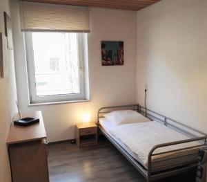 a small bedroom with a bed and a window at Privatzimmer Fürth Zentrum in Fürth