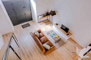 uma vista superior de uma sala de estar com um sofá e uma televisão em DREAM OF LOFT em Olhão