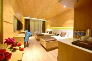 a hotel room with a bed and a living room at Inanlar Garden Hotel & Bungalow in Uzungol
