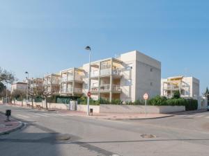 een lege straat voor een appartementencomplex bij Marineu Alcocebre Apartamentos Serena Mar in Alcossebre
