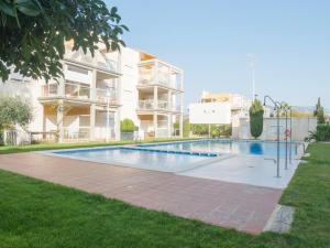 una piscina frente a un edificio de apartamentos en Marineu Alcocebre Apartamentos Serena Mar, en Alcossebre