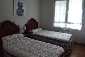 a bedroom with two beds and a window at APARTAMENTO CONGRESO in Logroño