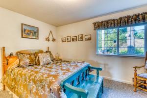 una camera con letto e finestra di Osprey Cove a Barview