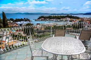 einen Tisch und Stühle auf einem Balkon mit Blick auf das Wasser in der Unterkunft Ischia Dream Visions in Ischia