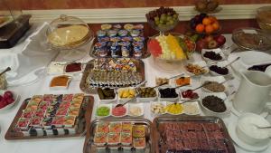 una mesa cubierta con muchos tipos diferentes de comida en Hotel Dworek***, en Skierniewice