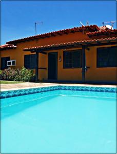 una casa con piscina frente a una casa en Casa Cabo Frio - Ogiva, en Cabo Frío