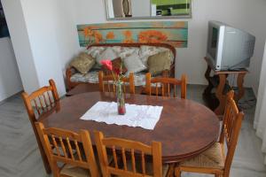 ランポーヤにあるAlojamiento rural Masía Valldepérezの花瓶付きのダイニングテーブル