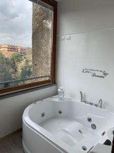 Vonios kambarys apgyvendinimo įstaigoje La casa nel Borgo Sospeso "con vasca e vista panoramica"
