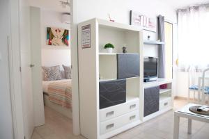 um quarto com uma cama e um armário branco em MONKÓ - ROSARIO APARTMENT BEACH & SUN o em Torremolinos