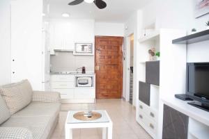 Kuchyňa alebo kuchynka v ubytovaní MONKÓ - ROSARIO APARTMENT BEACH & SUN o