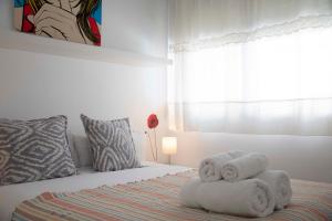 Posteľ alebo postele v izbe v ubytovaní MONKÓ - ROSARIO APARTMENT BEACH & SUN o + 37 fotografií
