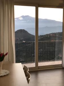 A general mountain view or a mountain view taken from Az apartmant