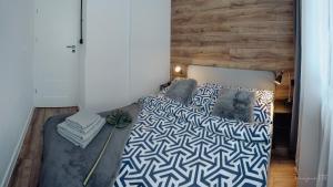 En eller flere senge i et værelse på Apartament Centrum 2 sypialnie i salon