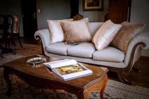 Uma área de estar em Nino Hotel Boutique