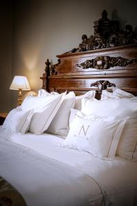 Nino Hotel Boutique tesisinde bir odada yatak veya yataklar