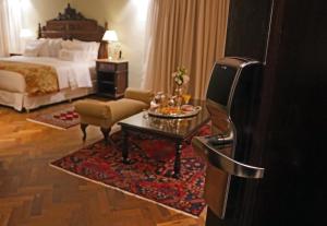Cama ou camas em um quarto em Nino Hotel Boutique
