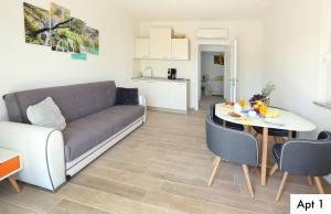 Dapur atau dapur kecil di Villa Dragi with Pool, Sauna, & Whirlpool