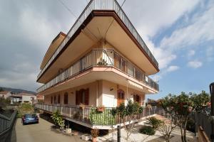 Un balcon sau o terasă la B&B Le Tre rose dell'Etna