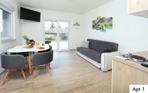 Dapur atau dapur kecil di Villa Dragi with Pool, Sauna, & Whirlpool