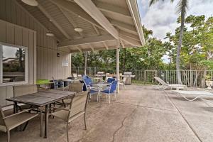 un patio con tavoli, sedie e tenda da sole di Kailua-Kona Condo with Lanai, Walk to Beach and Pier! a Kailua-Kona
