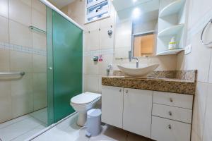 uma casa de banho com um WC, um lavatório e um chuveiro em MARAVILHOSO STUDIO EM COPACABANA (4 PAX) no Rio de Janeiro