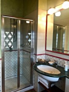 a bathroom with a sink and a shower at Villa Redona in Entratico