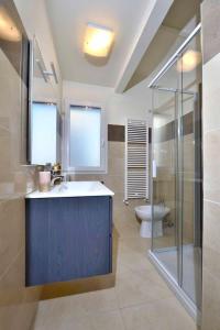 Casa CalariにあるCasa Calariの洗面台、シャワー、トイレ付きのバスルーム +9枚の写真