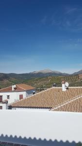 カサベルメハにあるEl Rengueの山々を背景にした建物屋根の眺め