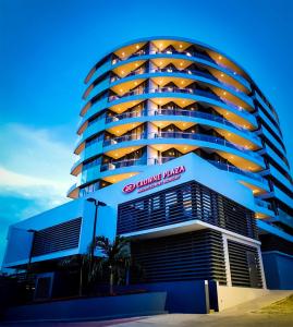 um edifício com um sinal na lateral em Crowne Plaza Residences Port Moresby, an IHG Hotel em Porto Moresby