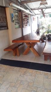 Caparaó Velho的住宿－Chácara Pôr do Sol，一张木餐桌,坐在房间里