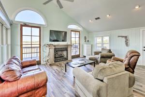 sala de estar con 2 sofás y chimenea en Cozy Waterfront Island House on Live Oak Island!, en Panacea