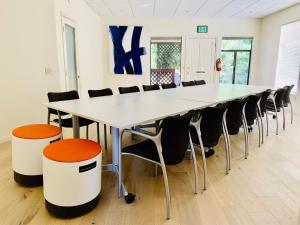 uma sala de conferências com uma mesa longa e cadeiras em Cottage Grove Inn em Calistoga