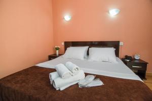 1 dormitorio con 1 cama grande y toallas. en Hotel Egrisi, en Gonio
