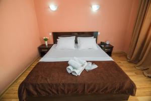 ein Hotelzimmer mit einem Bett mit Handtüchern darauf in der Unterkunft Hotel Egrisi in Gonio
