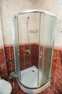 una doccia con porta in vetro in bagno di Hotel Egrisi a Gonio