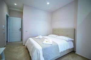 ein Schlafzimmer mit einem Bett mit zwei Handtüchern darauf in der Unterkunft Dimora Costantino in Neapel