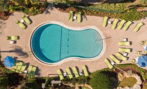 an overhead view of a swimming pool with a group of chairs at Holiday Inn Express & Suites S Lake Buena Vista by IHG in Kissimmee