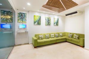 A seating area at Hotel Aixo Suites By GEH Suites