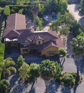 an aerial view of a house with palm trees at Hotel Posada Colchagua in Santa Cruz