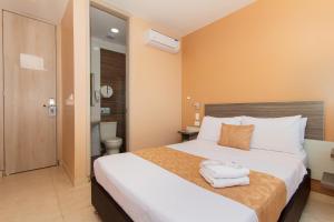Postel nebo postele na pokoji v ubytování Hotel Aixo Suites By GEH Suites