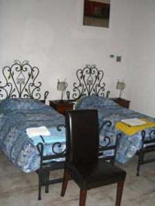 モデナにあるB&B Acetaia Il Mulino Di Navicelloのベッドルーム1室(ベッド1台、椅子、テーブル付)