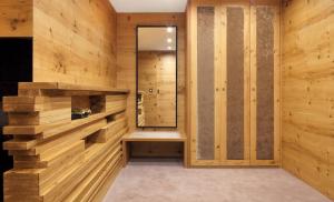 una sauna con paredes de madera y un banco en Hotel Nox, en Liubliana