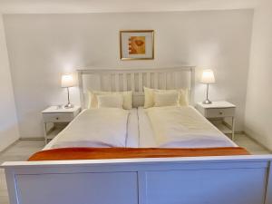 Ein Bett oder Betten in einem Zimmer der Unterkunft FeWo im Grünen mit Terrasse und Garten - gratis Therme
