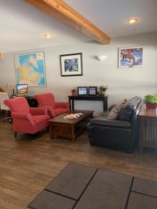 a living room filled with furniture and a tv at Glacier Mountain Lodge in Blue River