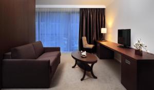 TV at/o entertainment center sa Hotel Nox