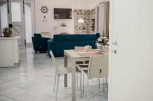 ein Esszimmer und ein Wohnzimmer mit einem Tisch und Stühlen in der Unterkunft Cilento Apartment in Villammare