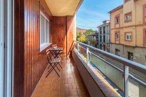 - un balcon avec deux bancs dans un bâtiment dans l'établissement Apartamento Vital Aza, à Pola de Lena